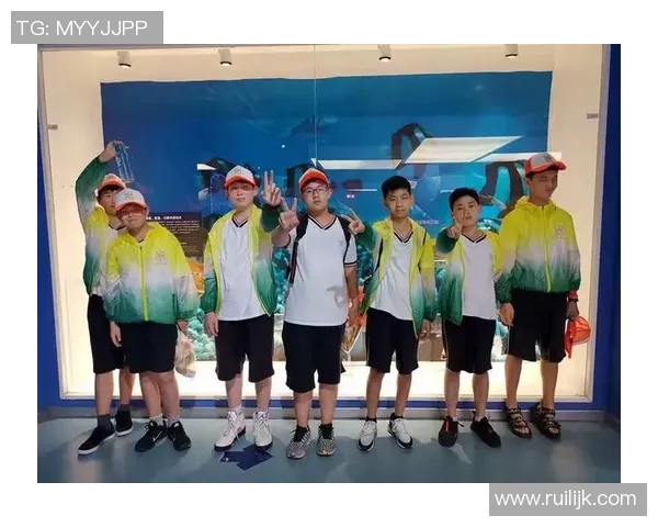 追逐梦想与偶像的男孩在足球场上的成长与奋斗故事